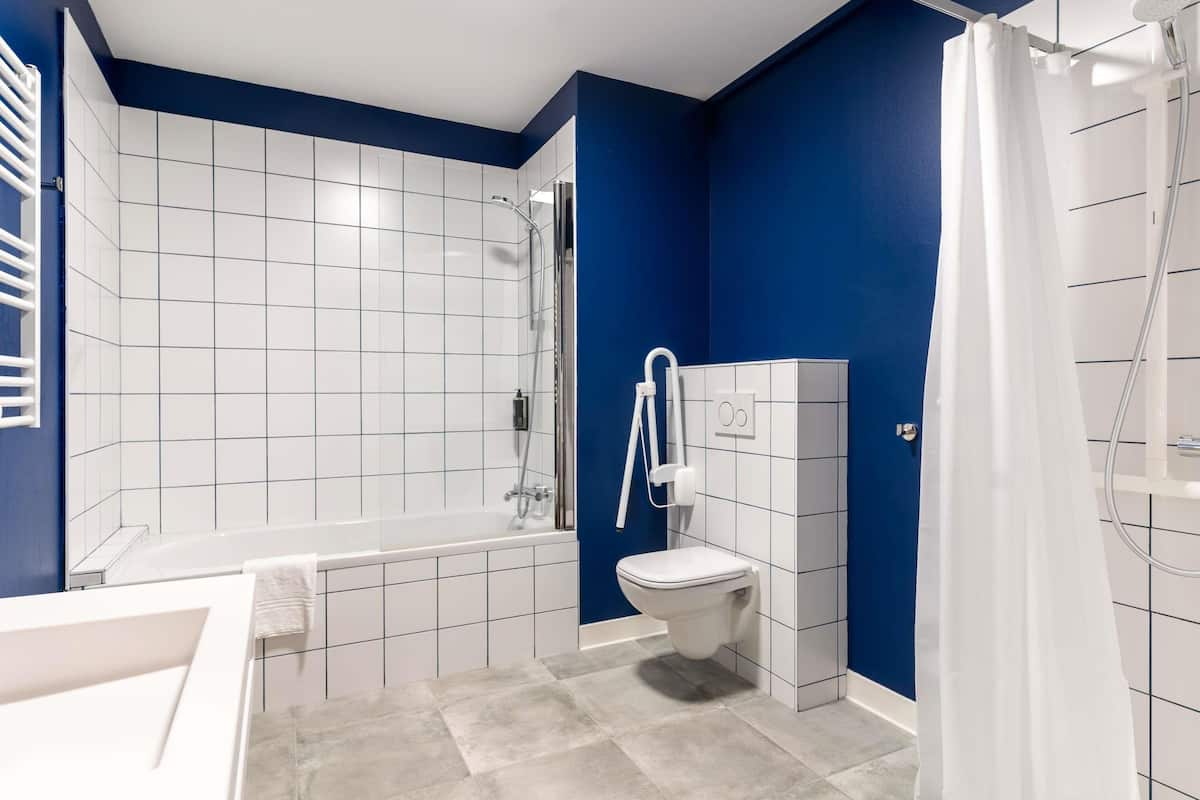 Quarto, 1 cama de casal e sofá-cama, acessível | Cofres nos quartos, escrivaninha, quartos à prova de som, berços grátis
