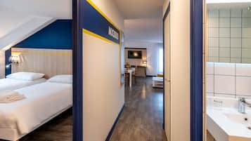 Een hotelkamer met een bed, een bureau en een badkamer.