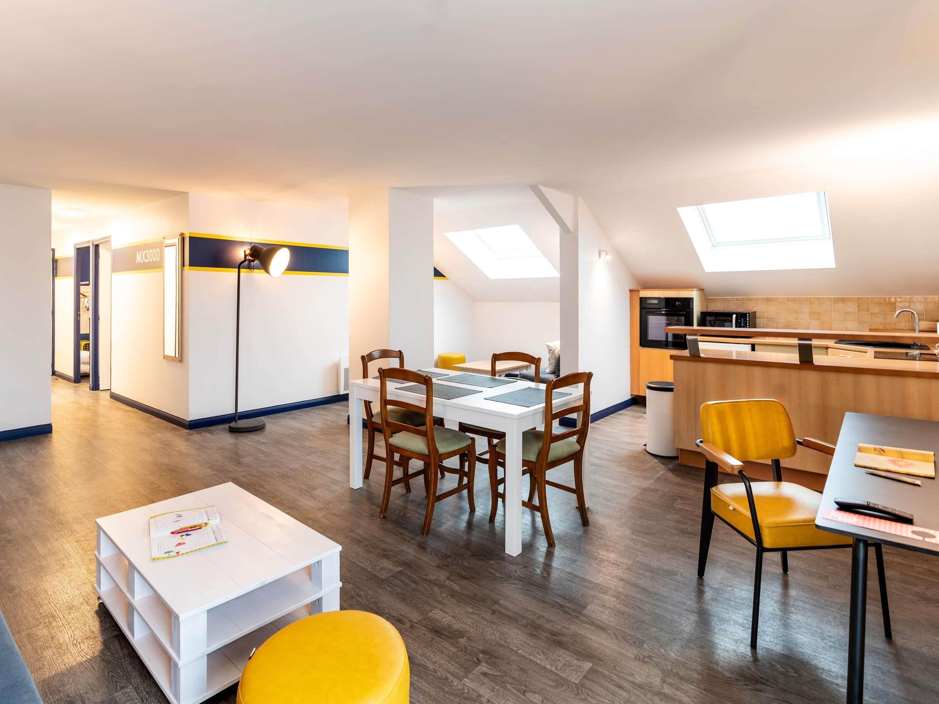 Un appartement moderne comprenant un coin repas, une cuisine et une chambre dont le numéro, MX3000, est clairement visible.
