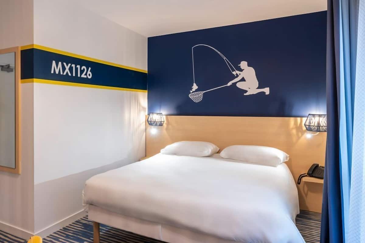 in-room safe, desk, soundproofing, free cots/infant beds