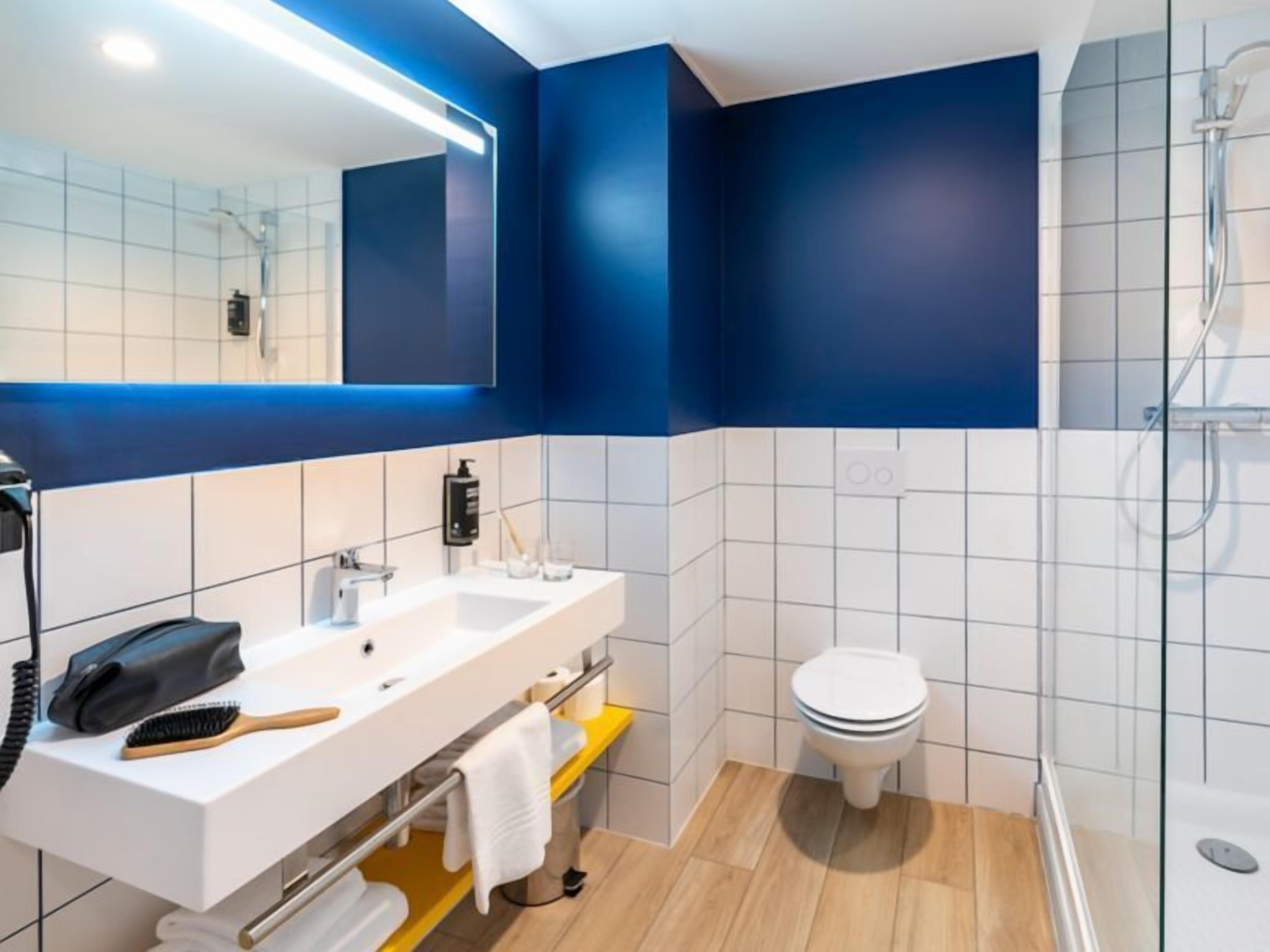 standard room, 1 double bed | bathroom | free toiletries, hair dryer, towels