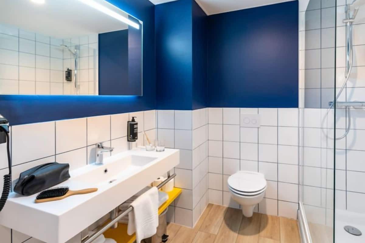 standard room, 1 double bed | bathroom | free toiletries, hair dryer, towels