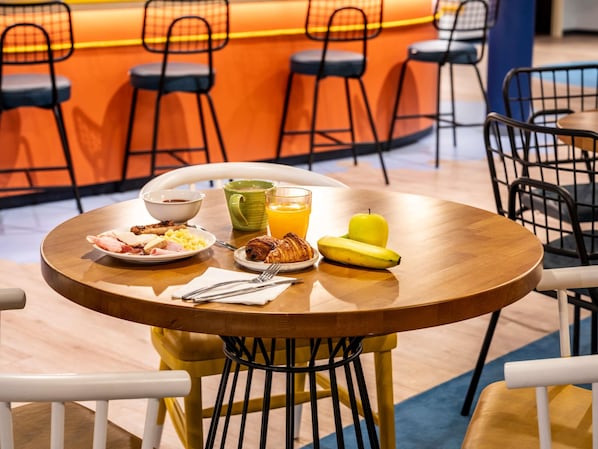Daily continental breakfast (EUR 12 per person)