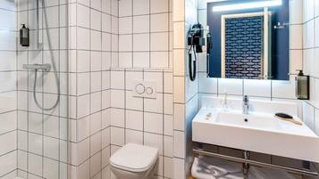 Zimmer, 1 Doppelbett und Schlafsofa, barrierefrei | Badezimmer