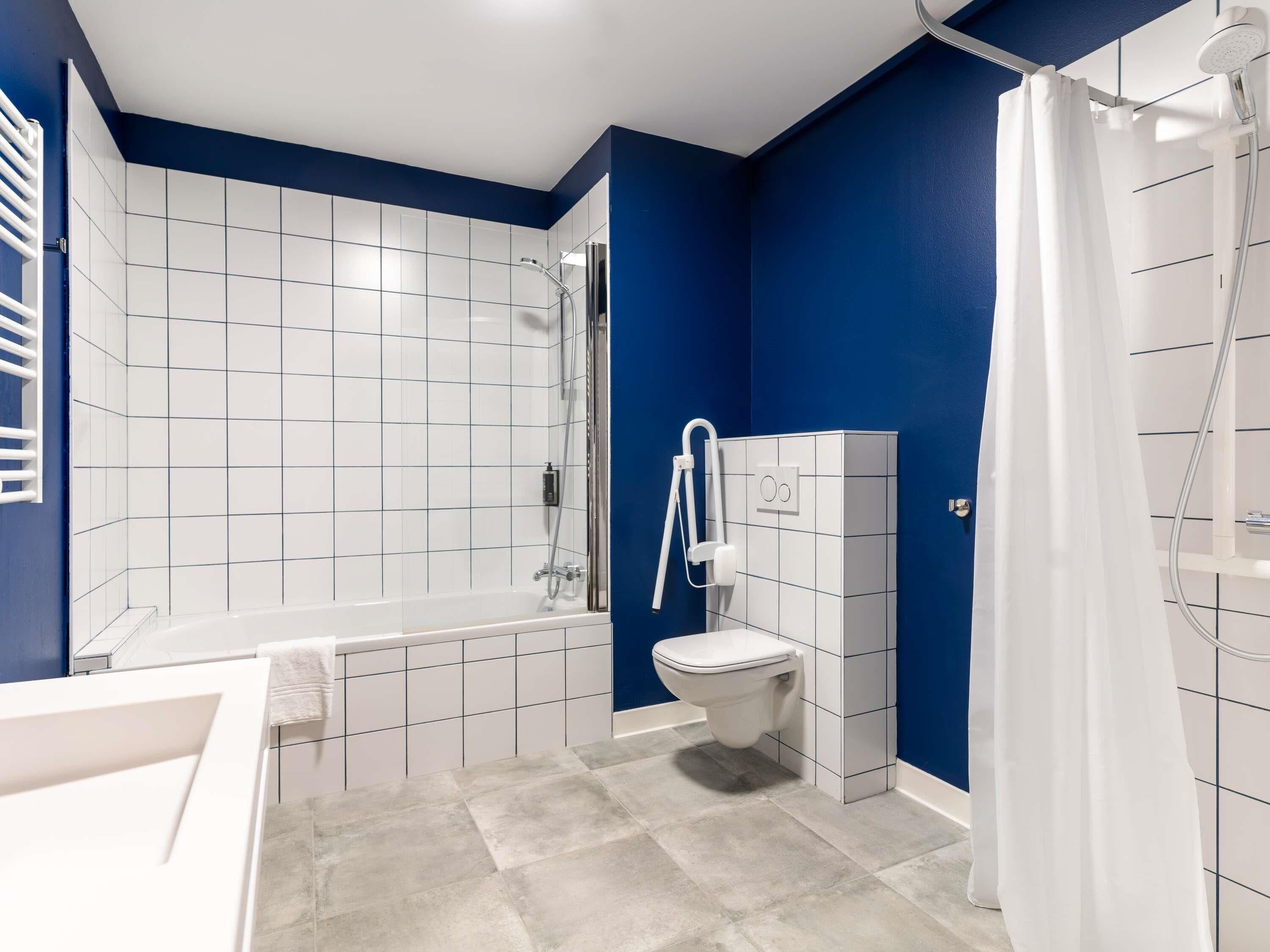 Habitación, 1 cama doble con sofá cama, accesible para personas con discapacidad | Caja fuerte, escritorio, sistema de insonorización y cunas gratuitas