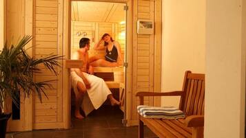 Un sauna avec des murs en bois et un banc.