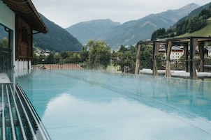 Una piscina cubierta, una piscina al aire libre
