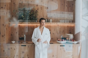 Un sauna, una bañera de hidromasaje, baño turco/hammam