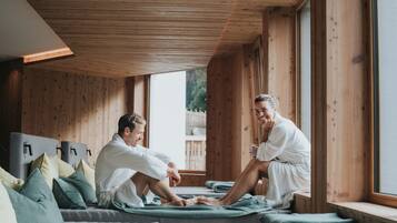 Un sauna, una bañera de hidromasaje, baño turco/hammam