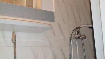 Phòng đôi | Phòng tắm | Buồng tắm vòi sen, máy sấy tóc, khăn tắm