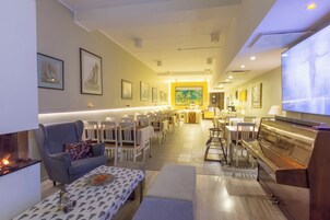 Standard Room, 2 Twin Beds | Restaurant