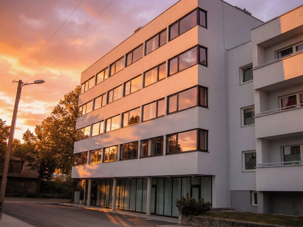 Double Room | Bathroom | Shower, hair dryer, towels - Carolina Hotel (Parnu)