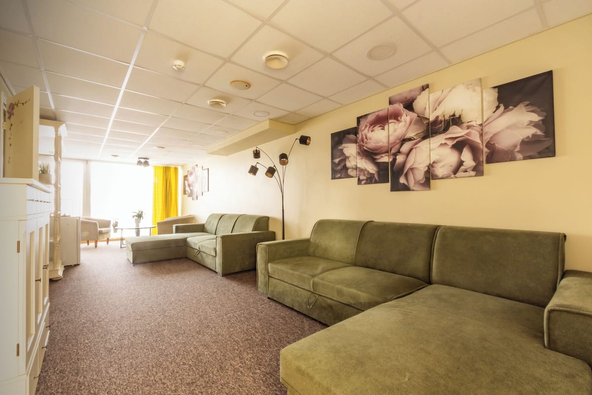 Suite | Living area | Books