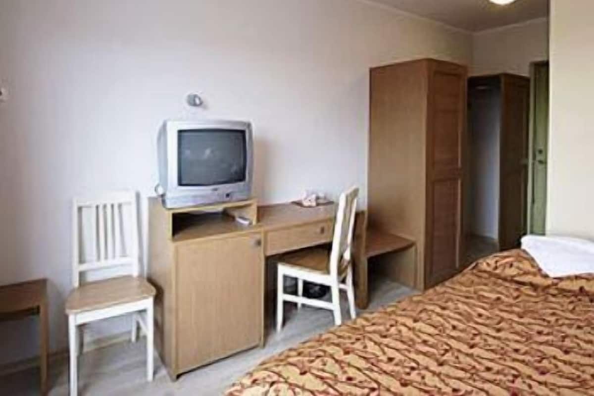 Hypo-allergenic bedding, Select Comfort beds, desk, iron/ironing board