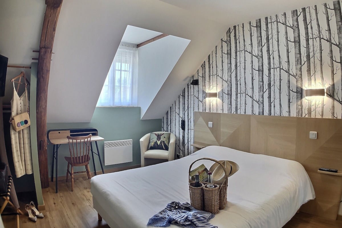 Desk, free WiFi, bed sheets