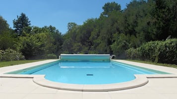 Piscina all'aperto, ombrelloni da piscina, lettini