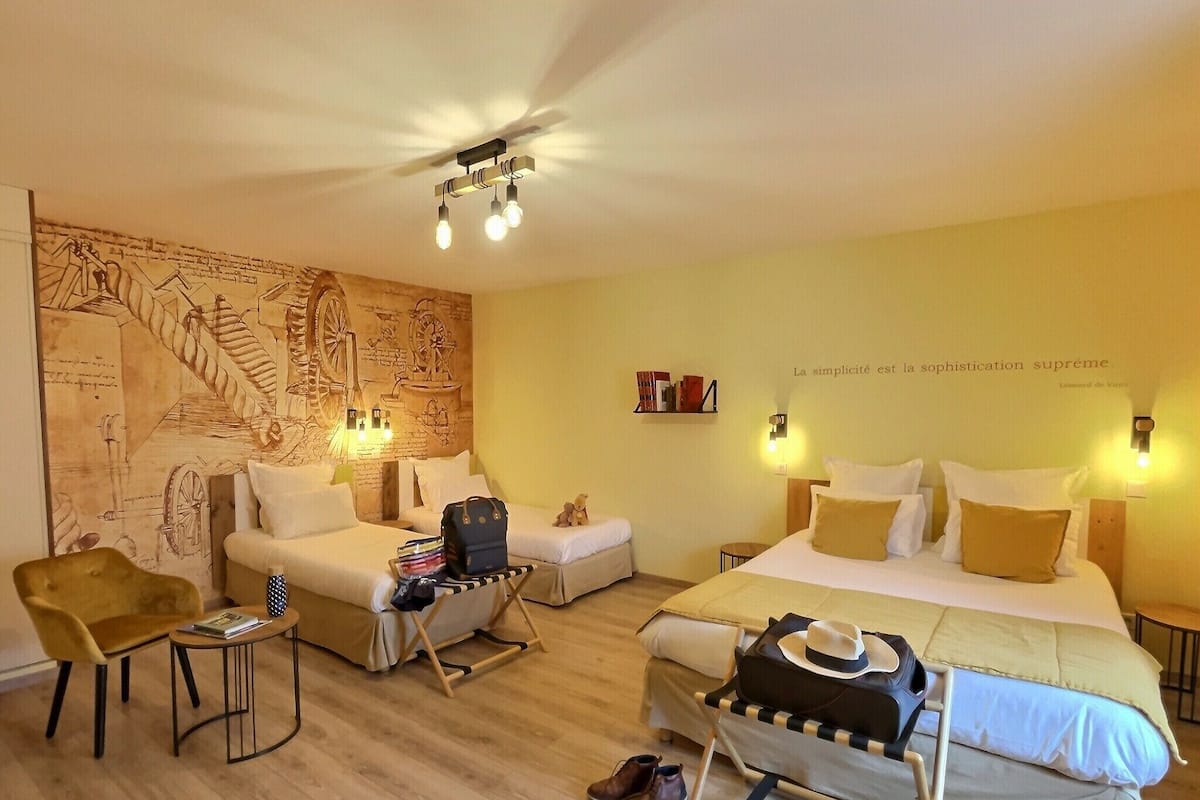 Chambre quadruple | Bureau, lit de bébé (supplément), accÚs au Wi-Fi (inclus)