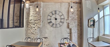 Café da manhã com buffet todos os dias (EUR 15 por pessoa)