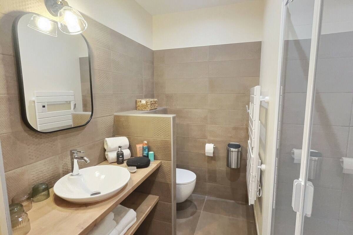 quadruple room | bathroom | free toiletries, hair dryer, towels, soap