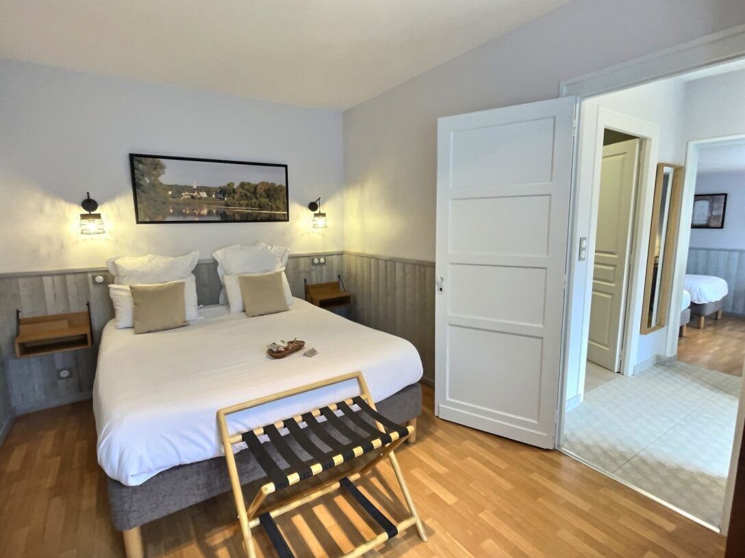 Suite superior, 2 habitaciones | Baño | Artículos de higiene personal gratuitos, secador de pelo y toallas