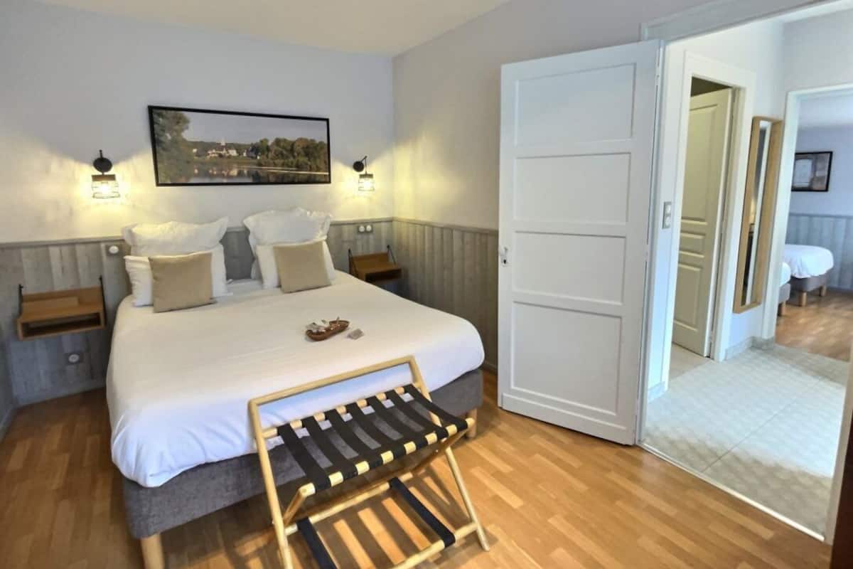 Suite superior, 2 habitaciones | Baño | Amenidades de baño gratuitas, secadora de cabello, toallas, jabón