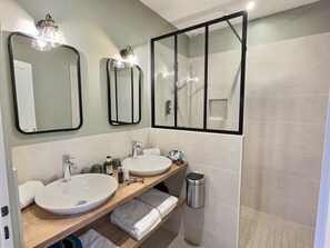 Suite superior, 2 habitaciones | Baño | Artículos de higiene personal gratuitos, secador de pelo y toallas