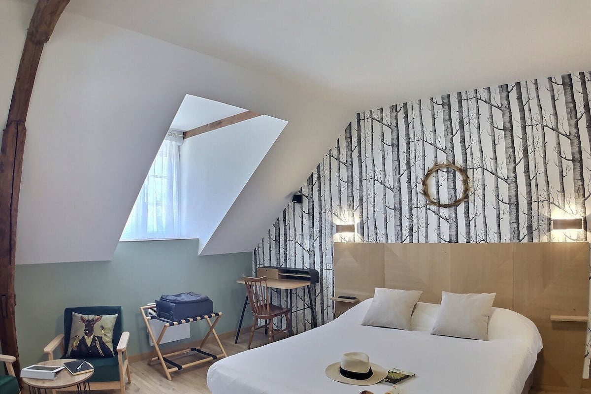 Desk, free WiFi, bed sheets