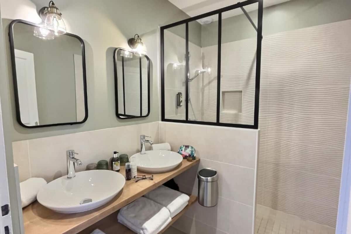 superior suite, 2 bedrooms | bathroom | free toiletries, hair dryer, towels, soap