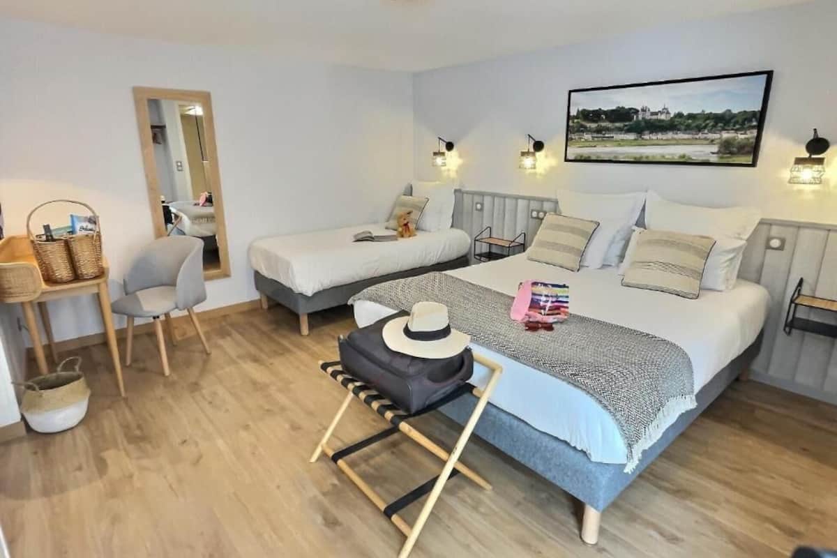 Desk, free WiFi, bed sheets