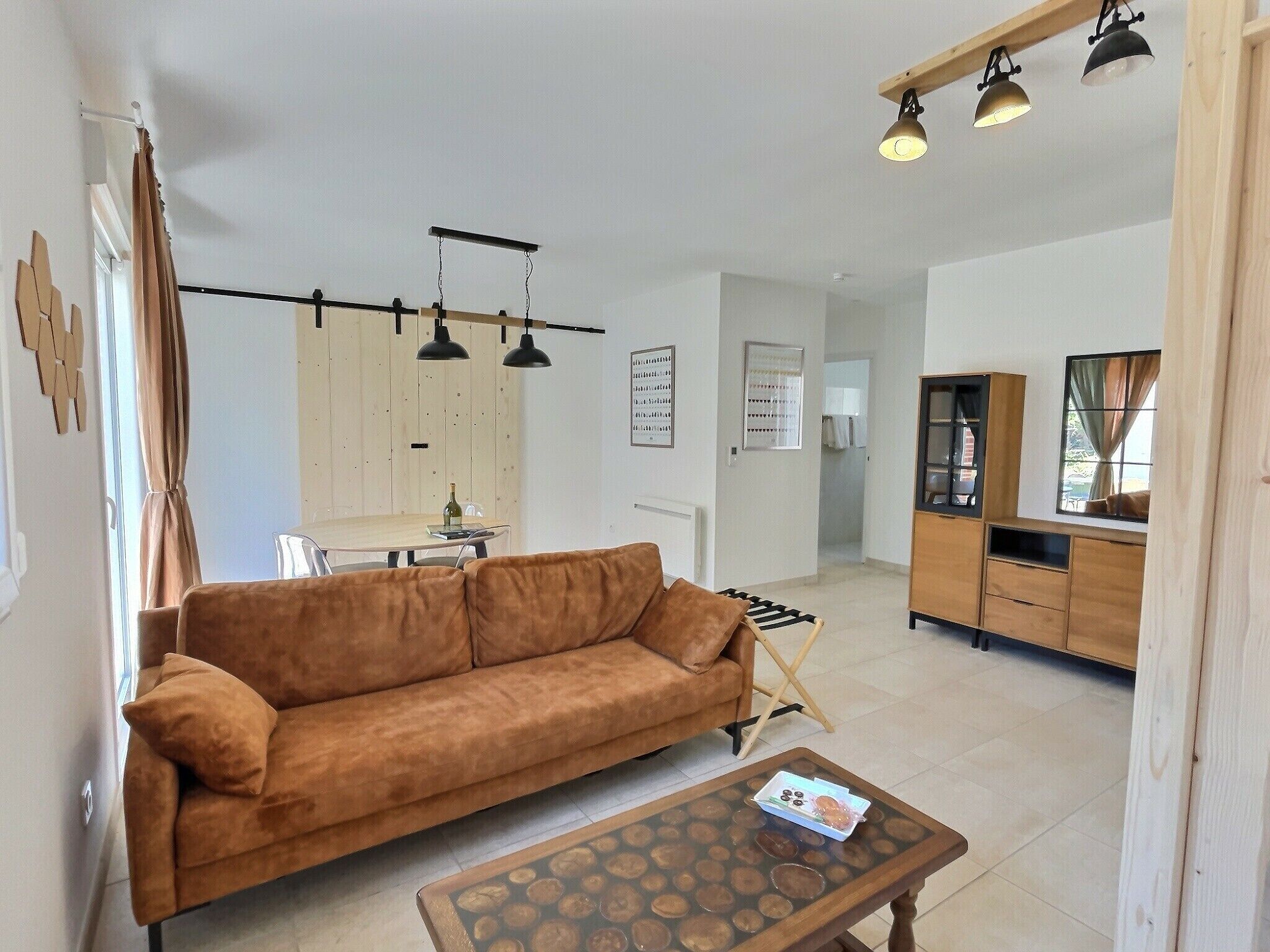 Suíte com design assinado, 2 quartos | Área de estar | TV 35 polegadas com canais a cabo