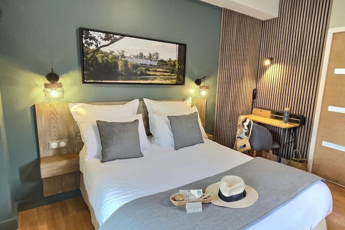 Desk, free WiFi, bed sheets