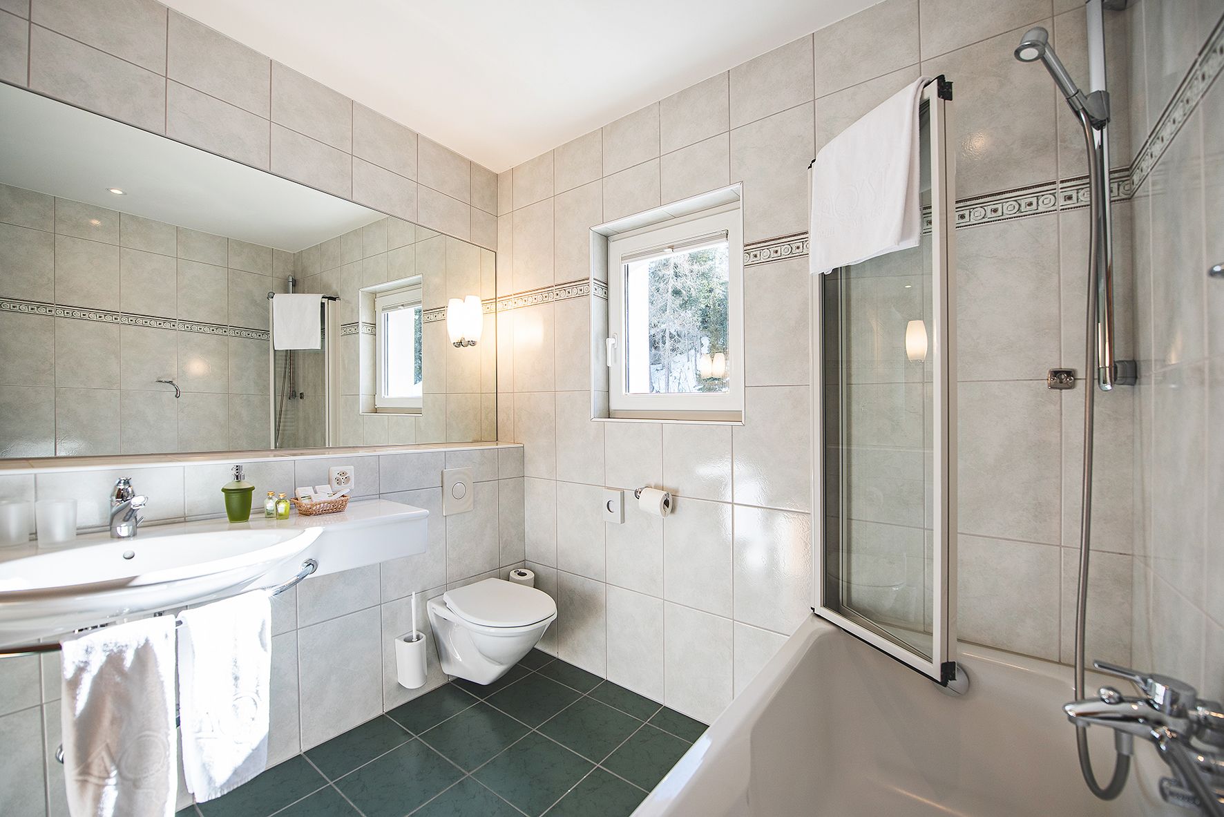 superior double room | bathroom | free toiletries, hair dryer, bathrobes, slippers