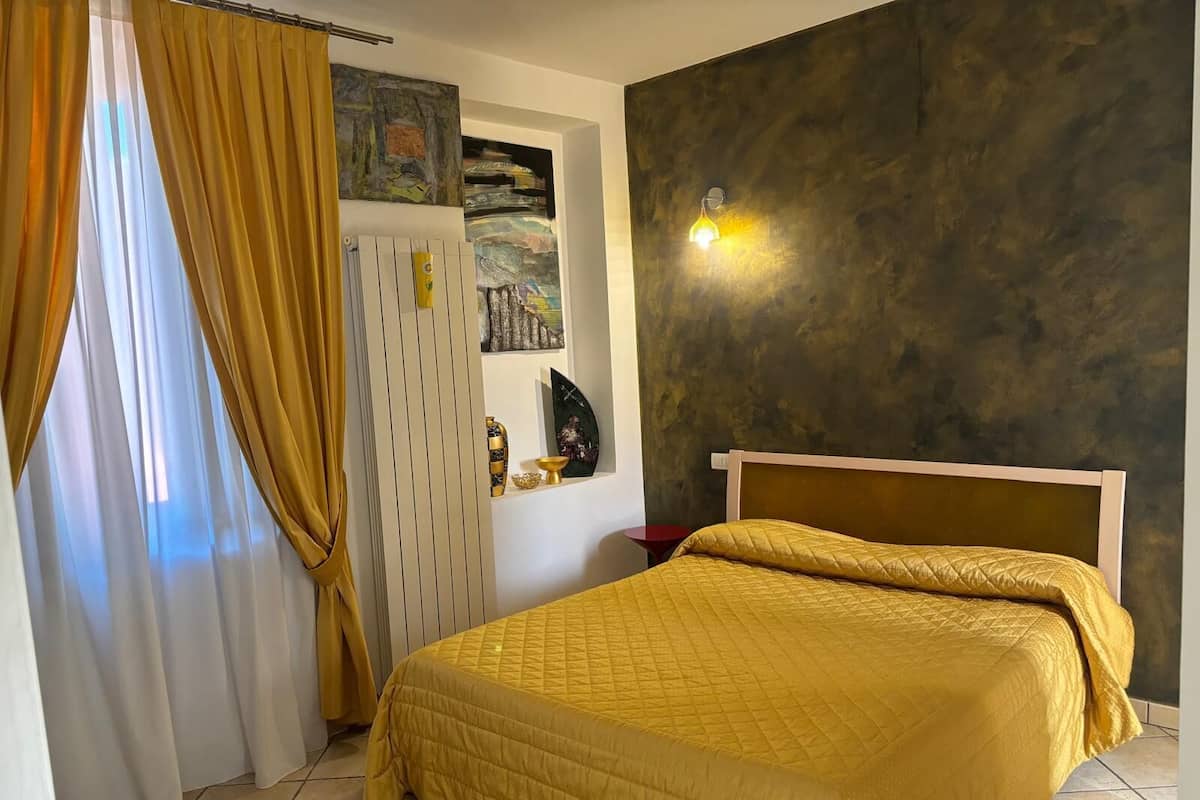 Premium bedding, minibar, desk, soundproofing