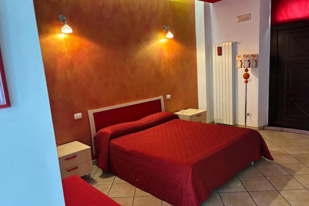 Premium bedding, minibar, desk, soundproofing