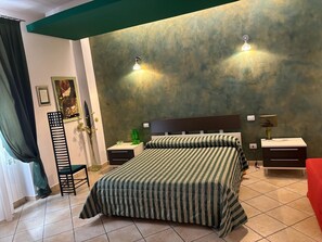 Ropa de cama de alta calidad, minibar y escritorio 