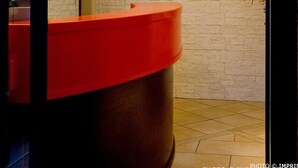 A modern bathroom with a red sink, two pendant lights, and a colorful abstract painting on the wall. - Residenza Glave - Albergo Diffuso (Campomarino)