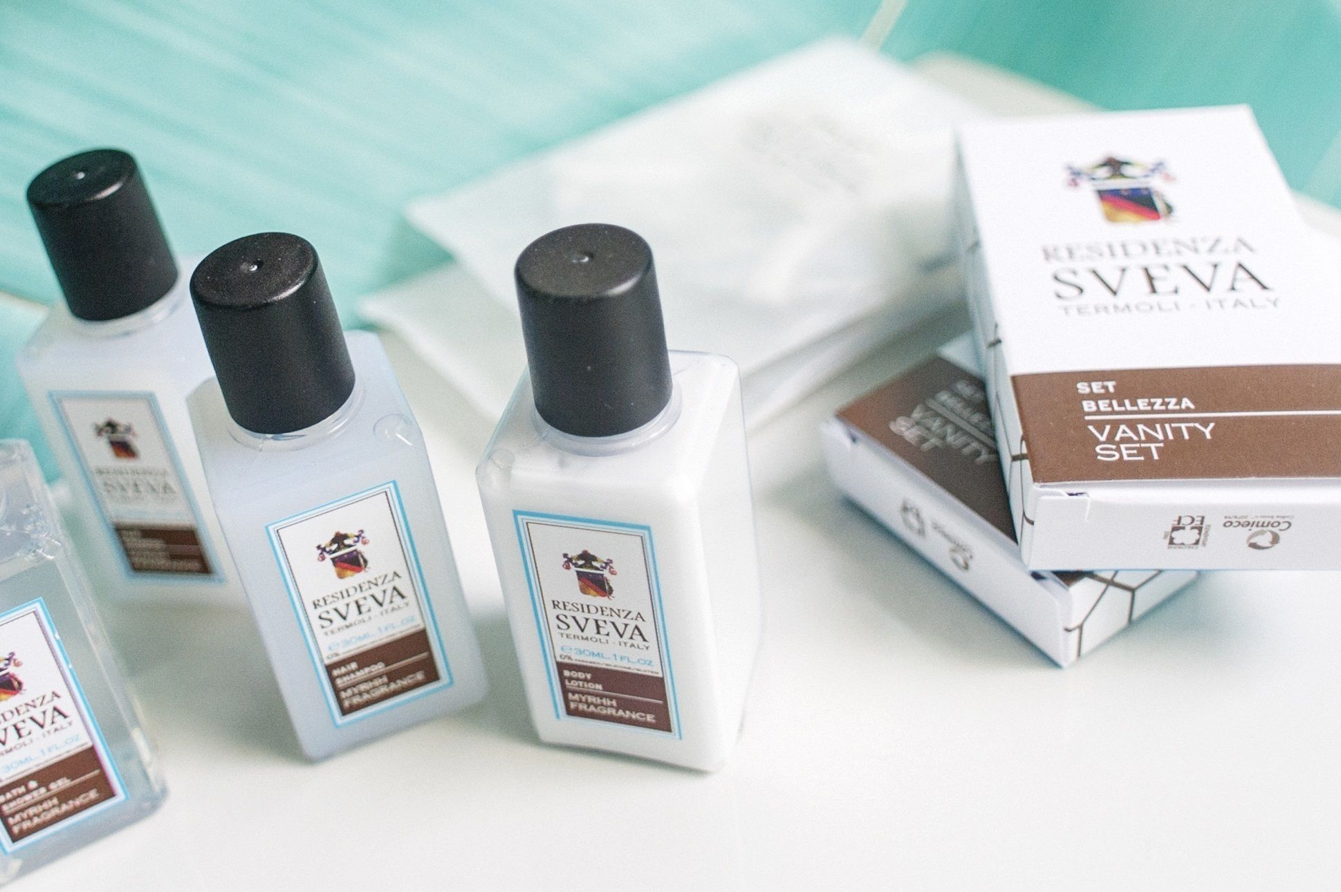 Tres botellas de loción corporal Residenza Sveva y un set de aroma vainilla Residenza Sveva.