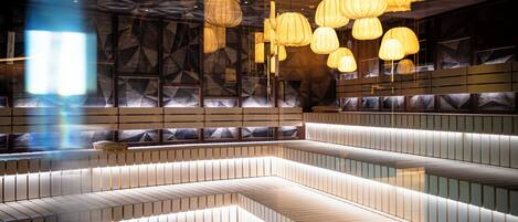 Salas de tratamiento para parejas, un sauna, una bañera de hidromasaje