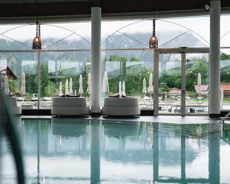 Una piscina techada, 3 piscinas al aire libre, camas de piscina gratis