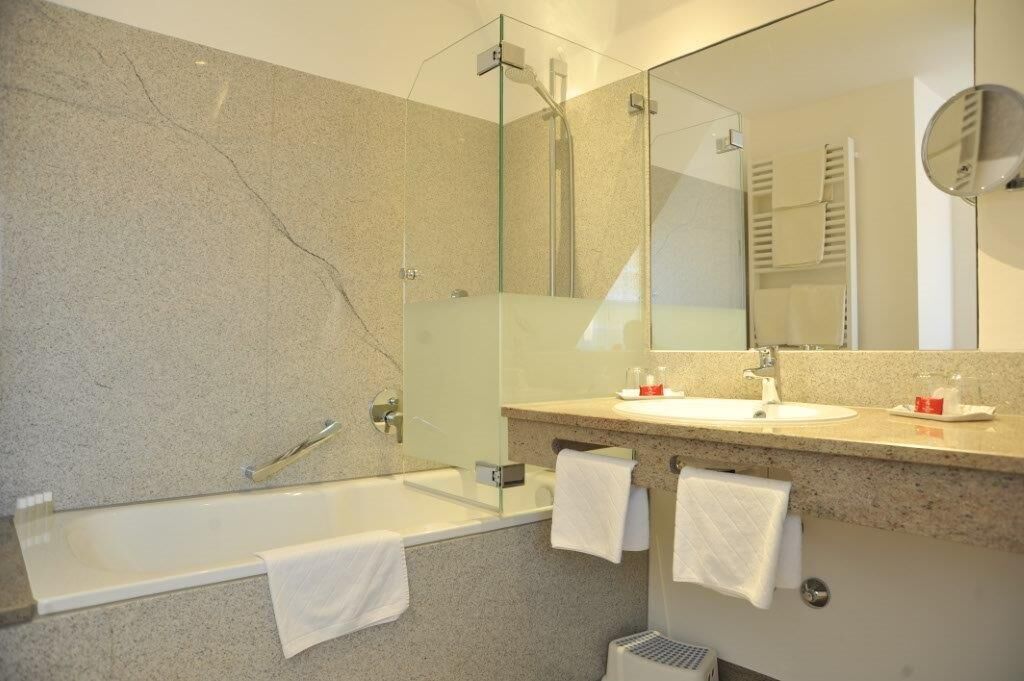 Comfort tweepersoonskamer | Badkamer | Gratis toiletartikelen, zeep, shampoo, toiletpapier