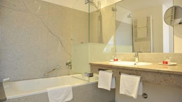 Comfort tweepersoonskamer | Badkamer | Gratis toiletartikelen, zeep, shampoo, toiletpapier