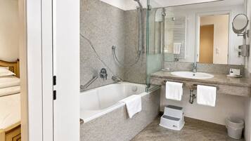 Habitación cuádruple clásica | Baño | Amenidades de baño gratuitas, jabón, shampoo, papel de baño