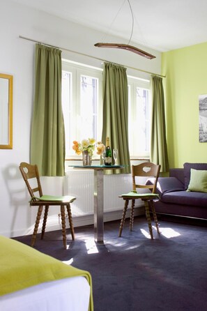 客房内保险箱、办公桌、熨斗/熨板、免费婴儿床