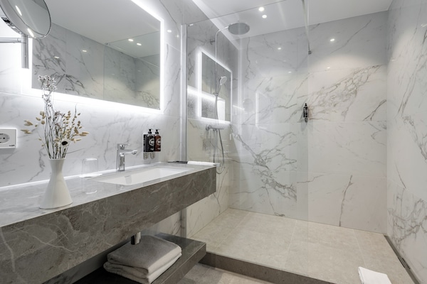 City Double Room | Bathroom | Free toiletries, hair dryer, towels
