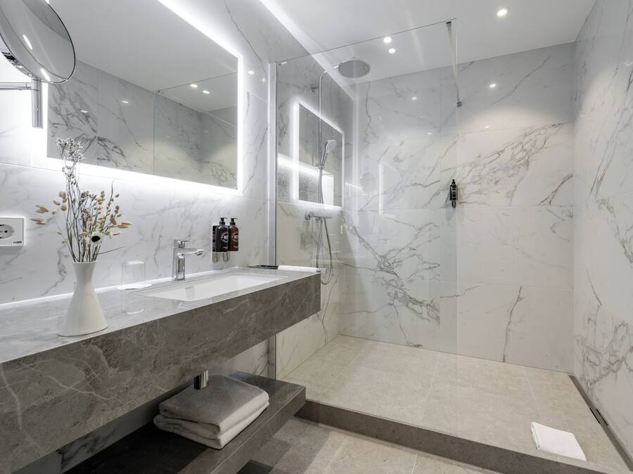 Quarto casal urbano | Banheiro | Produtos de toalete grátis, secador de cabelo, toalhas de banho