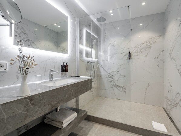 City Double Room | Bathroom | Free toiletries, hair dryer, towels - Hotel Royal (Stuttgart)