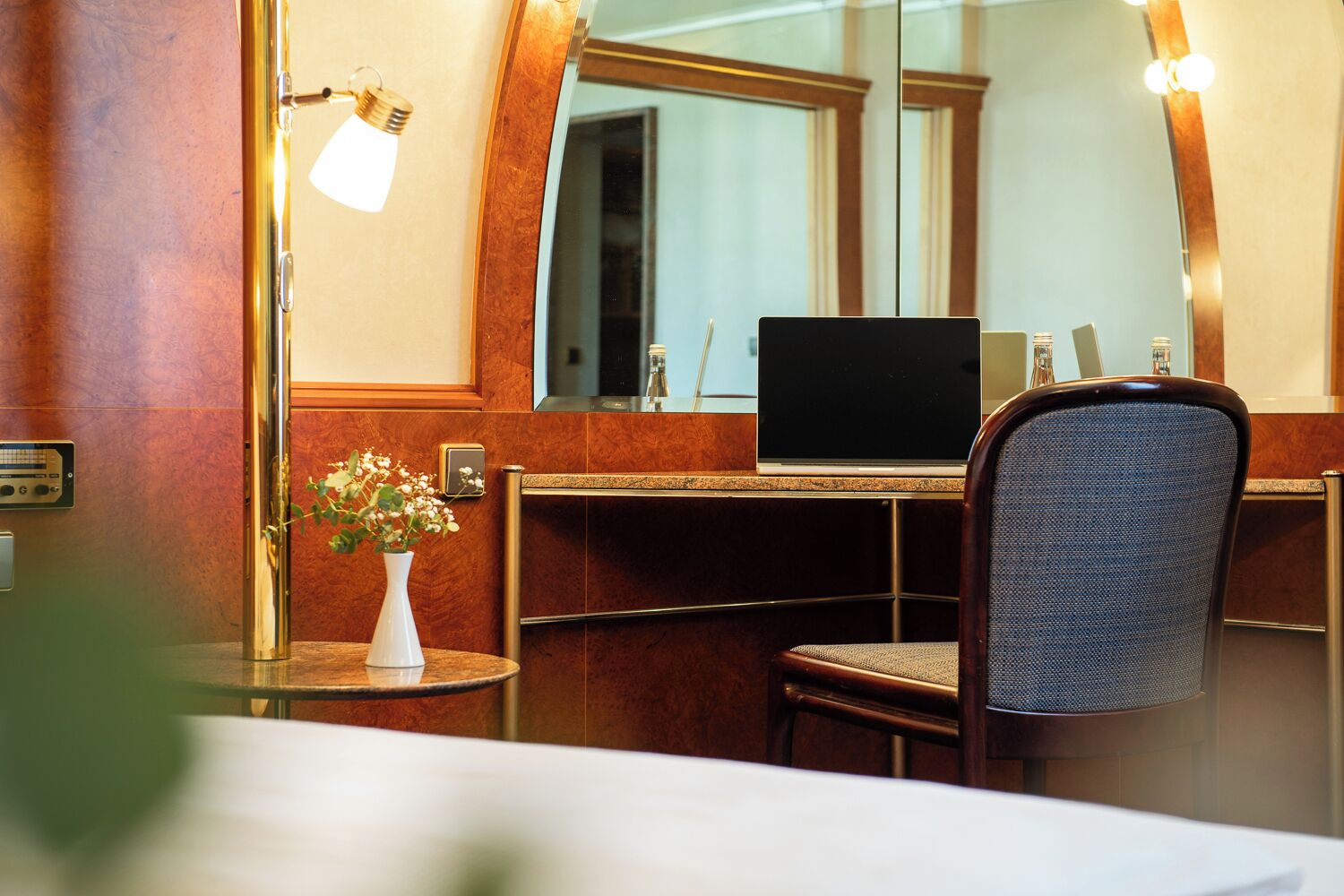 suite | living area | flat-screen tv