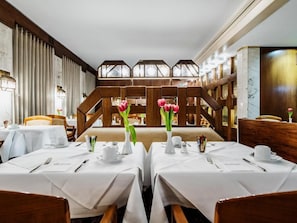 Serveert lunch en diner, regionale gerechten