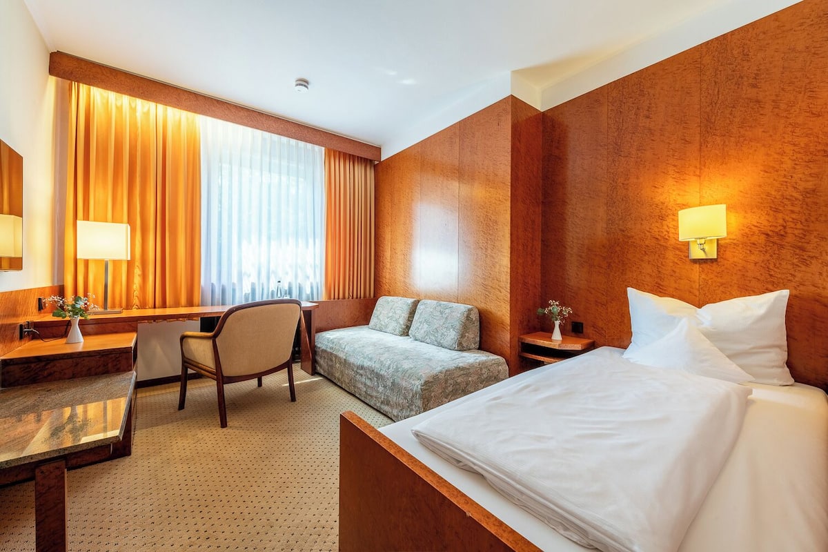 Classic Single Room | Living area | Flat-screen TV