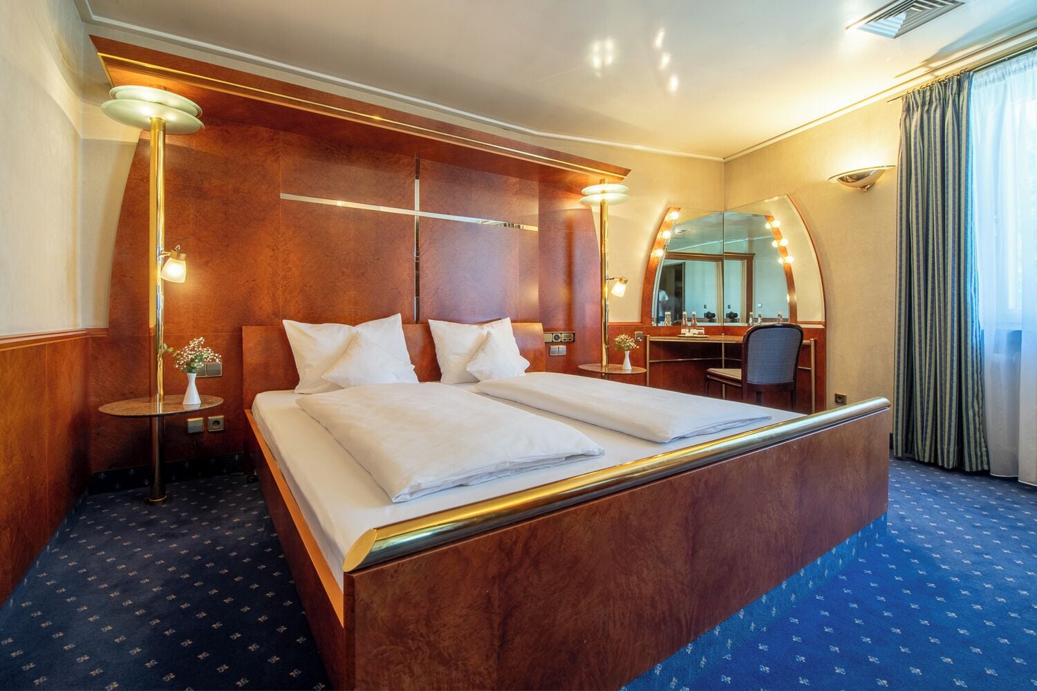 Suite | Hochwertige Bettwaren, Schreibtisch, Verdunkelungsvorhänge